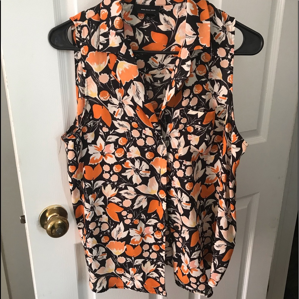 NWOT button down sleeveless shell.